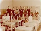 Olaus Petriskolan, klassrumsinteriör, klass 7Ab, sal 1.
23 skolbarn med lärare Sigvard Fredriksson.