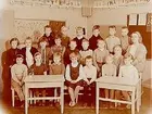 Almby Norra skola, klassrumsinteriör, klass 1ah, sal 5 (I det lilla gårdshuset).
21 skolbarn och lärarinna fröken Gunnel Hjerp.