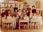 Vasaskolan, klassrumsinteriör, klass 3A, sal 5.
23 skolbarn och lärarinna fröken Astrid Lindlöf.