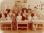 Lillåstrandskolan, klassrumsinteriör, klass 1H, sal 2.
21 skolbarn och lärarinna fru Inger Gustavsson.