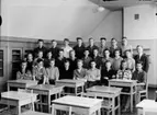 Olaus Petriskolan, klassrumsinteriör, 27 pojkar med lärare Tord Frennberg.
Klass 8B, sal 39.