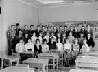 Olaus Petriskolan, klassrumsinteriör, 33 skolbarn med lärare Gunnar Norlin.
Klass 6Ab, sal 35.