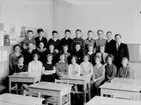 Olaus Petriskolan, klassrumsinteriör, 25 skolbarn med lärare Gunnar Norlin.
Klass 7Ab, sal 9.