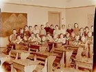 Klassrumsinteriör, elever med lärare.
Fru Elsa Edberg, Sal 16, klass 2.
Sam Lindskogs familjebild.