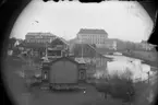 Vy från Frimurareholmen, Örebro Slott, Storbron, byggnader och bostadshus.
Örebro teater (gamla teatern) syns till vänster i bakgrunden.
Fotot är taget mellan 1887-1891: Kvarnen påbyggdes 1886; Gamla teaterns tak var renoverat 1887 efter branden 1882 (stod 5 år utan tak); NA-borgen byggdes 1891.