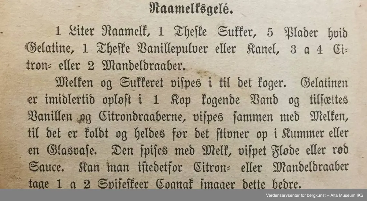 Kokebok for tarvelige husholdninger og skolekjøkkener av Antonette Baldjen. Bok med falmet og slitt omslag. Deler av boktittelen kan såvidt skimtes på bokryggen. Mellom to av bokens sider er det en presset firkløver.