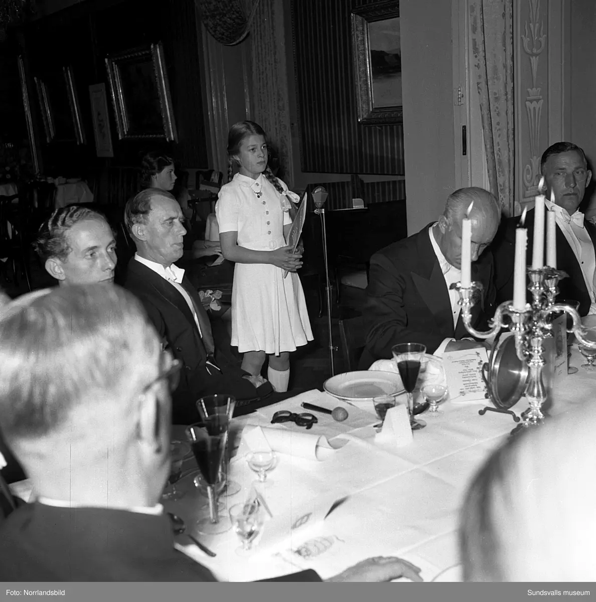 Ett urval av en stor grupp bilder från Lindgrens järnhandels 100-årsjubileumsfest på Knaust. Storstilad entré, mingel, utmärkelser, galamiddag och dans. Underhållning av bland annat en mycket ung Ingeborg Nyberg. På bilderna syns bland annat direktör Fridolf Brunnzell och lagerchefen Carl "Spiken" Lundberg, vilken samma år firade 50 år som anställd vid företaget.