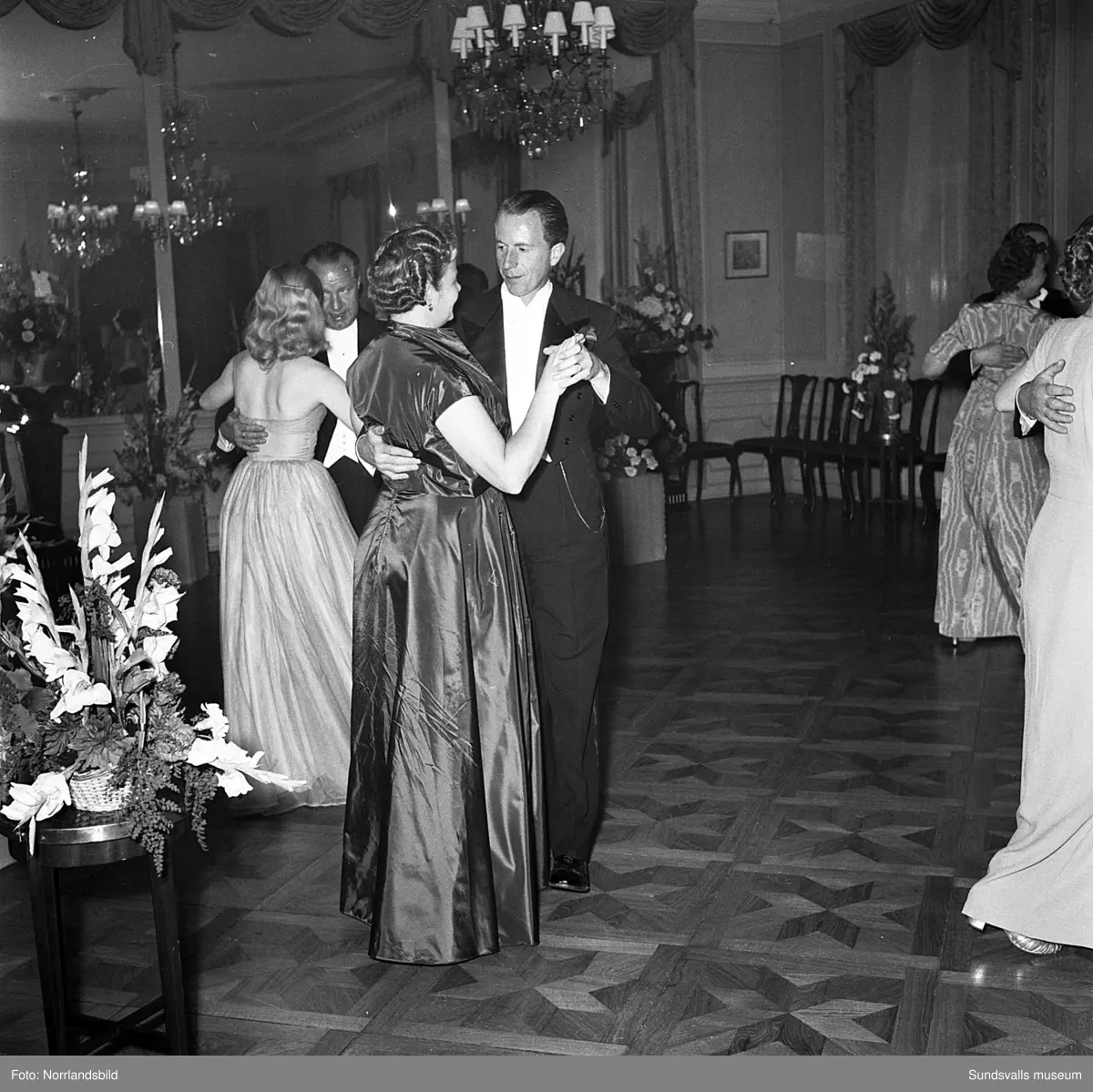 Ett urval av en stor grupp bilder från Lindgrens järnhandels 100-årsjubileumsfest på Knaust. Storstilad entré, mingel, utmärkelser, galamiddag och dans. Underhållning av bland annat en mycket ung Ingeborg Nyberg. På bilderna syns bland annat direktör Fridolf Brunnzell och lagerchefen Carl "Spiken" Lundberg, vilken samma år firade 50 år som anställd vid företaget.
