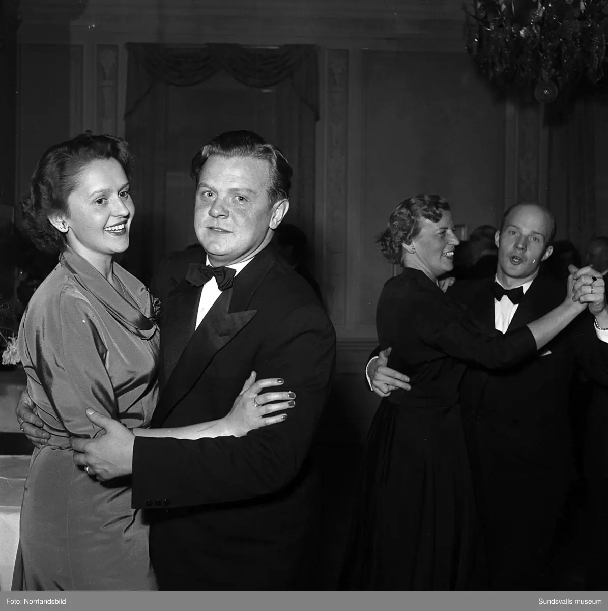 Ett urval av en stor grupp bilder från Lindgrens järnhandels 100-årsjubileumsfest på Knaust. Storstilad entré, mingel, utmärkelser, galamiddag och dans. Underhållning av bland annat en mycket ung Ingeborg Nyberg. På bilderna syns bland annat direktör Fridolf Brunnzell och lagerchefen Carl "Spiken" Lundberg, vilken samma år firade 50 år som anställd vid företaget.