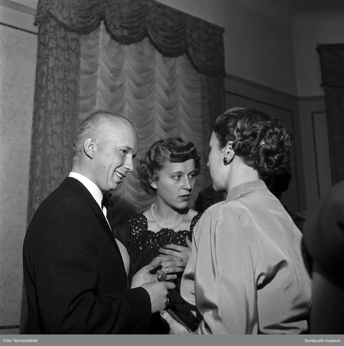 Ett urval av en stor grupp bilder från Lindgrens järnhandels 100-årsjubileumsfest på Knaust. Storstilad entré, mingel, utmärkelser, galamiddag och dans. Underhållning av bland annat en mycket ung Ingeborg Nyberg. På bilderna syns bland annat direktör Fridolf Brunnzell och lagerchefen Carl "Spiken" Lundberg, vilken samma år firade 50 år som anställd vid företaget.