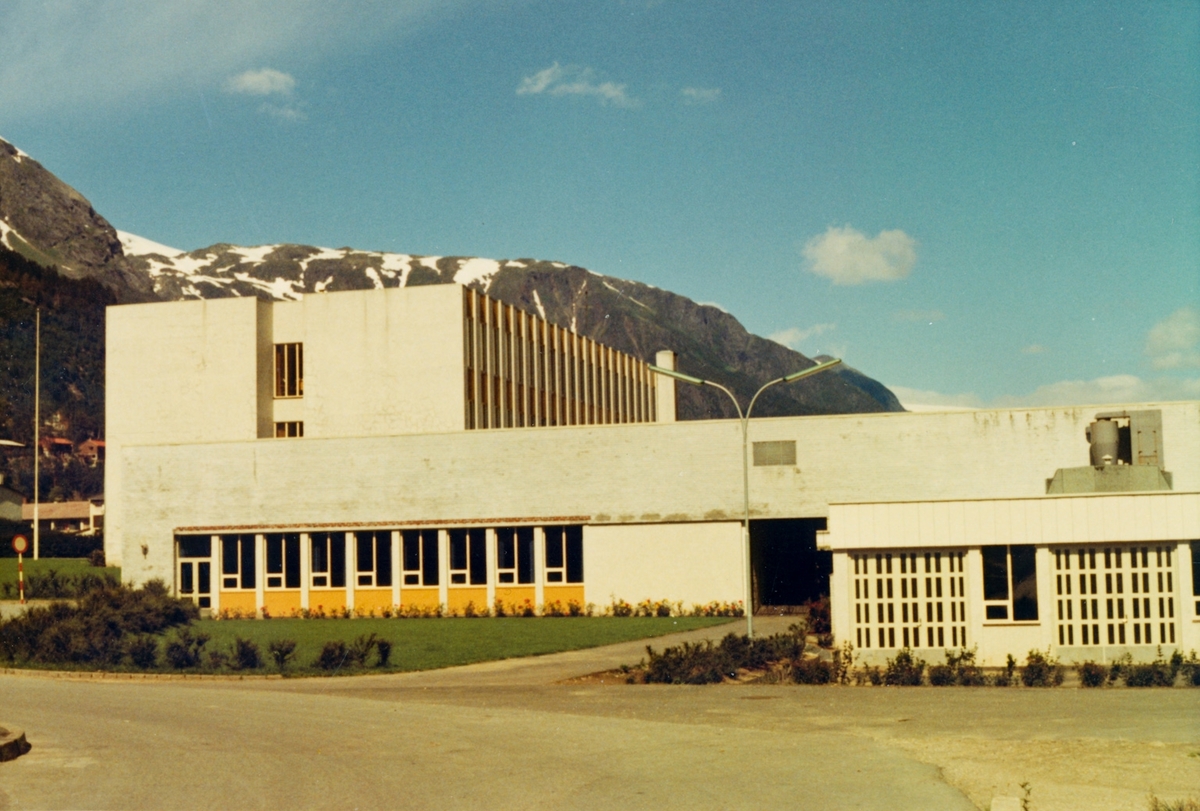 Sørveggen av Odda Yrkesskole (Odda vidaregåande Skule)