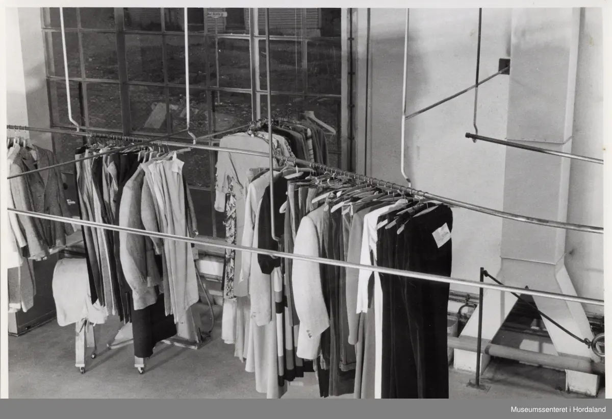Ferdigbehandla garderobe hos Wilhelm Kahrs Kemisk Renseri & Farveri, Bergen.