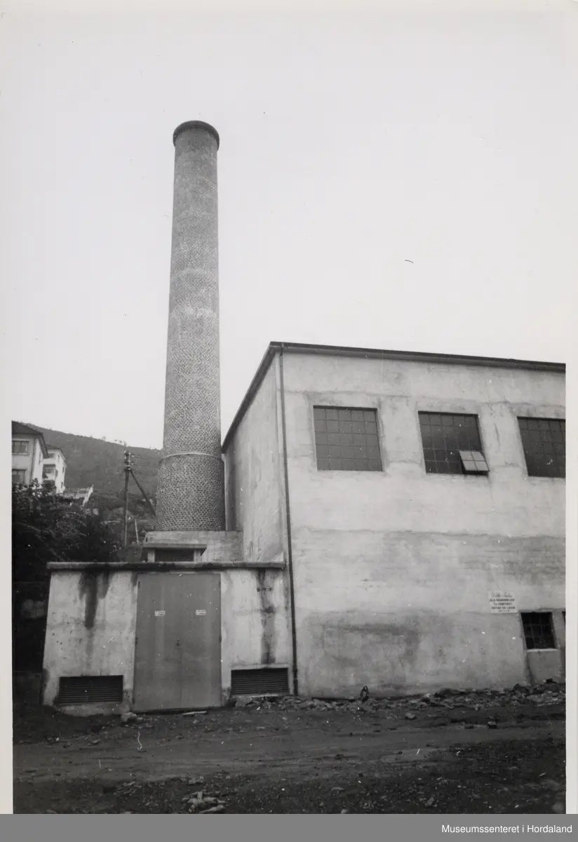 Fabrikkpipe, Wilhelm Kahrs Kemisk Renseri & Farveri, Bergen.