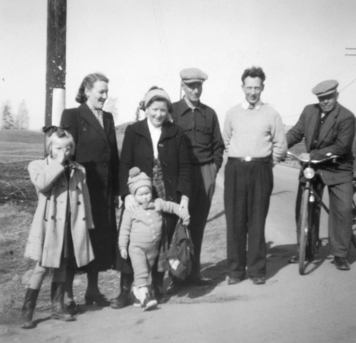 Vegkrysset ved Ottestad Kirke. Foran f.v. Svanhild Lunde, Per Lunde. Bak f.v. Aasta Myhre, Eva Lunde, Sigvart Olsen, Sigurd Lunde, Johan Olsen.