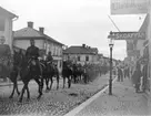 Militärtrupp på häst uppför Kungsgatan, Enköping, sett från Kungsgatan 16 mot söder