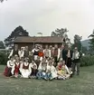 Vid Kroatorpet i Huskvarna är det fest på Midsommardagen och medlemmar från Huskvarna folkdanslag och Folkdansgillet Wätterringen har ställt upp sig för fotografering efter dansuppvisningen.