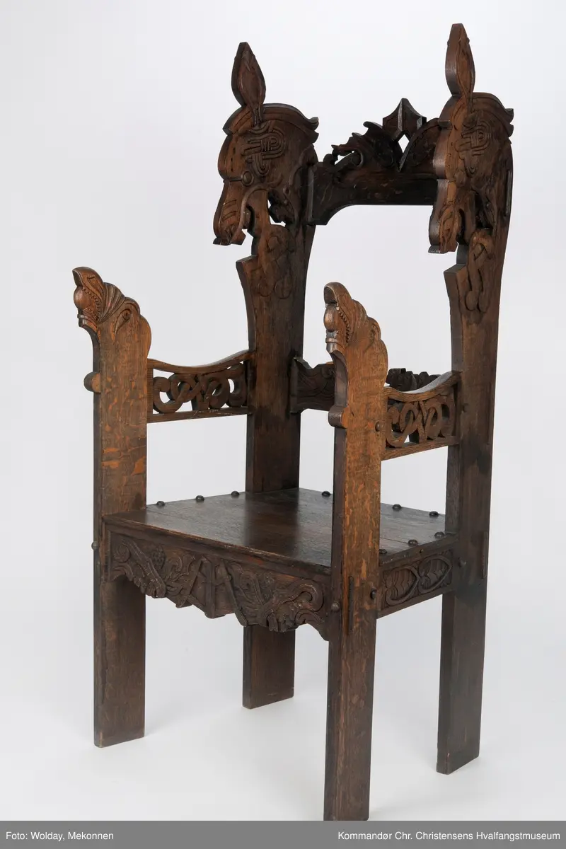 Kopi av høysetet fra Magnus Andersens "Viking".
Utskjæringer i dragestil