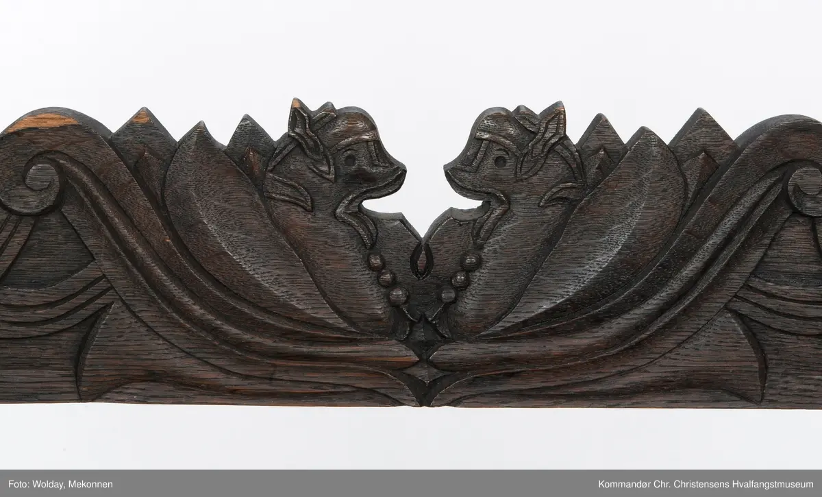 Kopi av høysetet fra Magnus Andersens "Viking".
Utskjæringer i dragestil