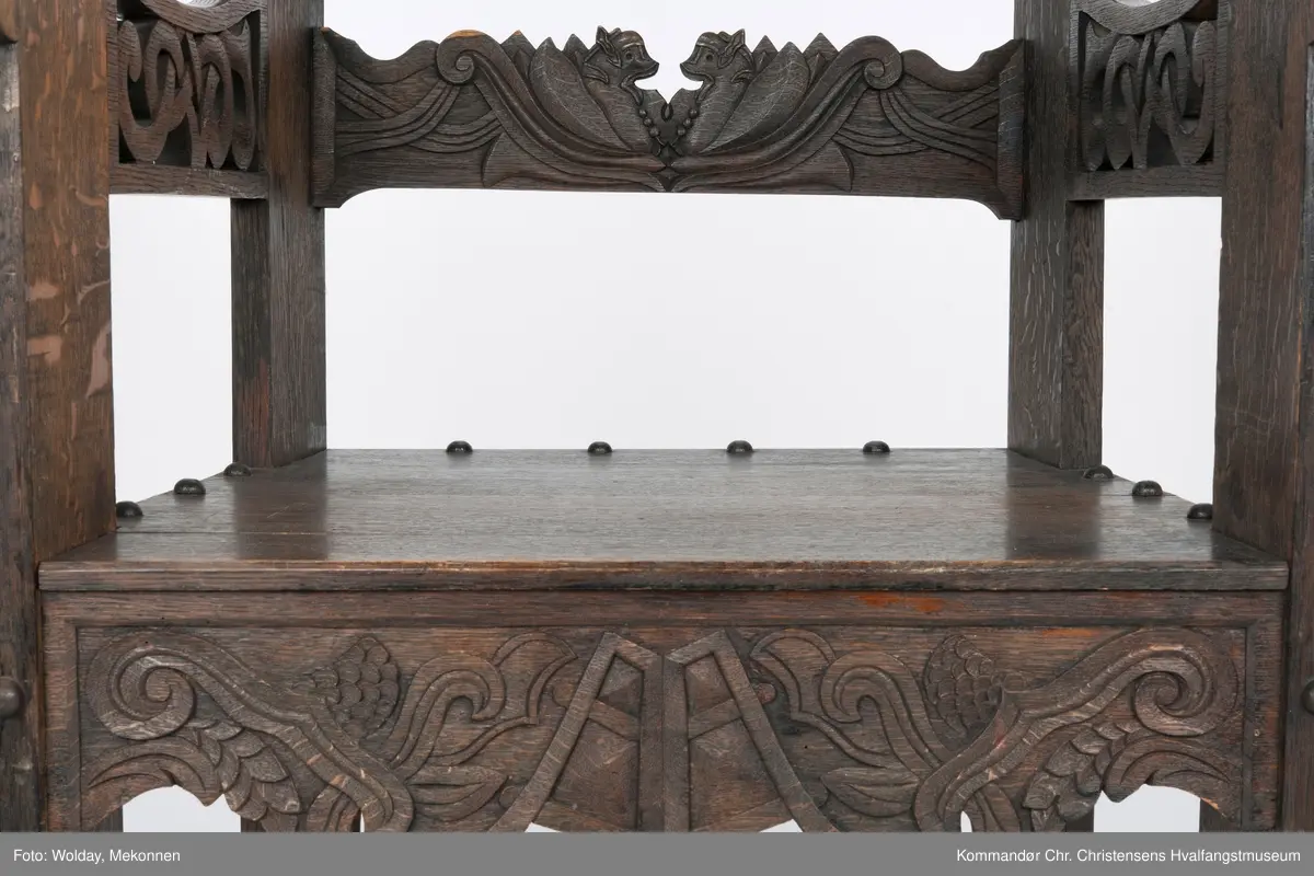 Kopi av høysetet fra Magnus Andersens "Viking".
Utskjæringer i dragestil