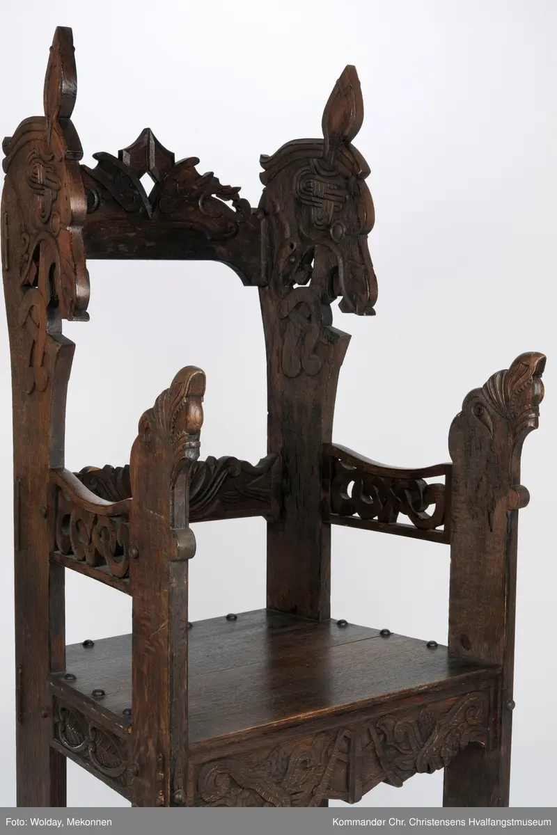 Kopi av høysetet fra Magnus Andersens "Viking".
Utskjæringer i dragestil