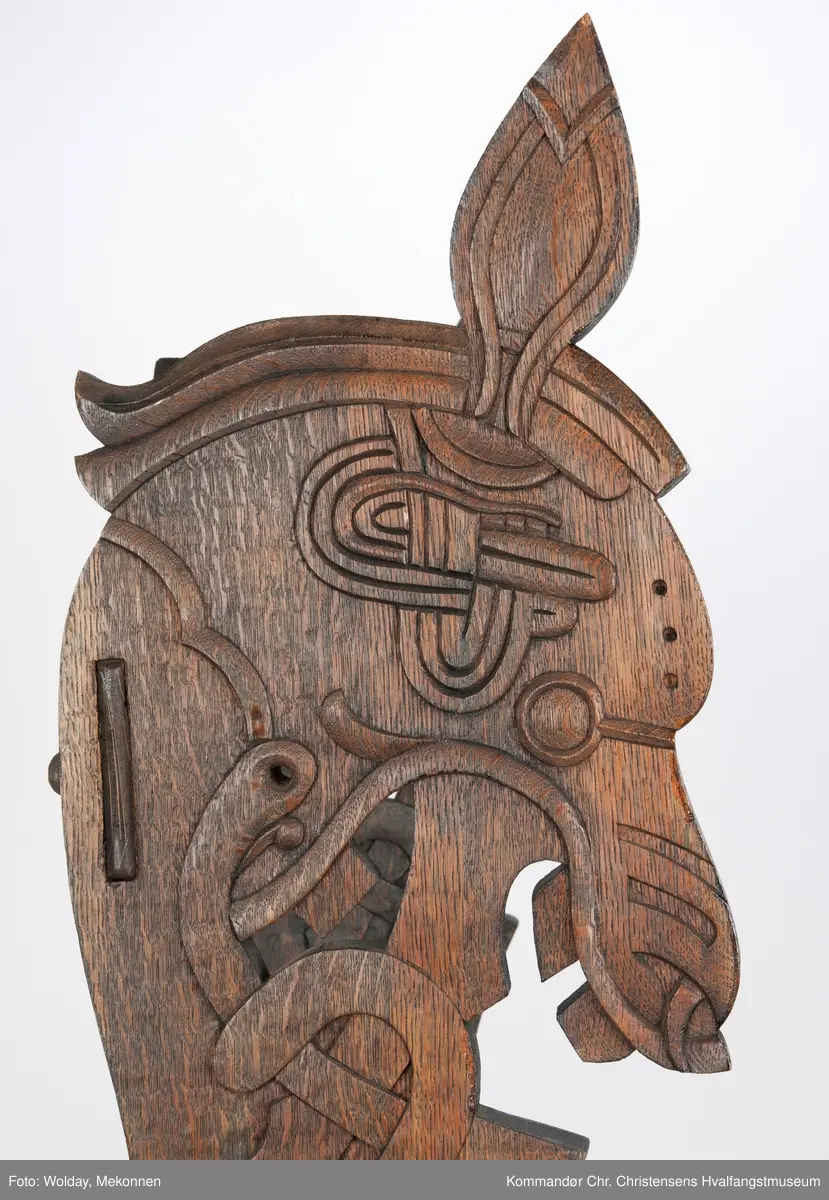 Kopi av høysetet fra Magnus Andersens "Viking".
Utskjæringer i dragestil