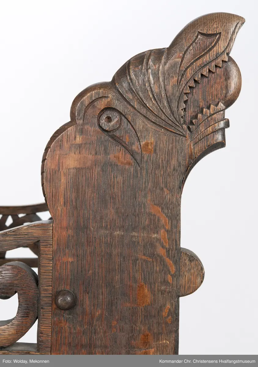 Kopi av høysetet fra Magnus Andersens "Viking".
Utskjæringer i dragestil