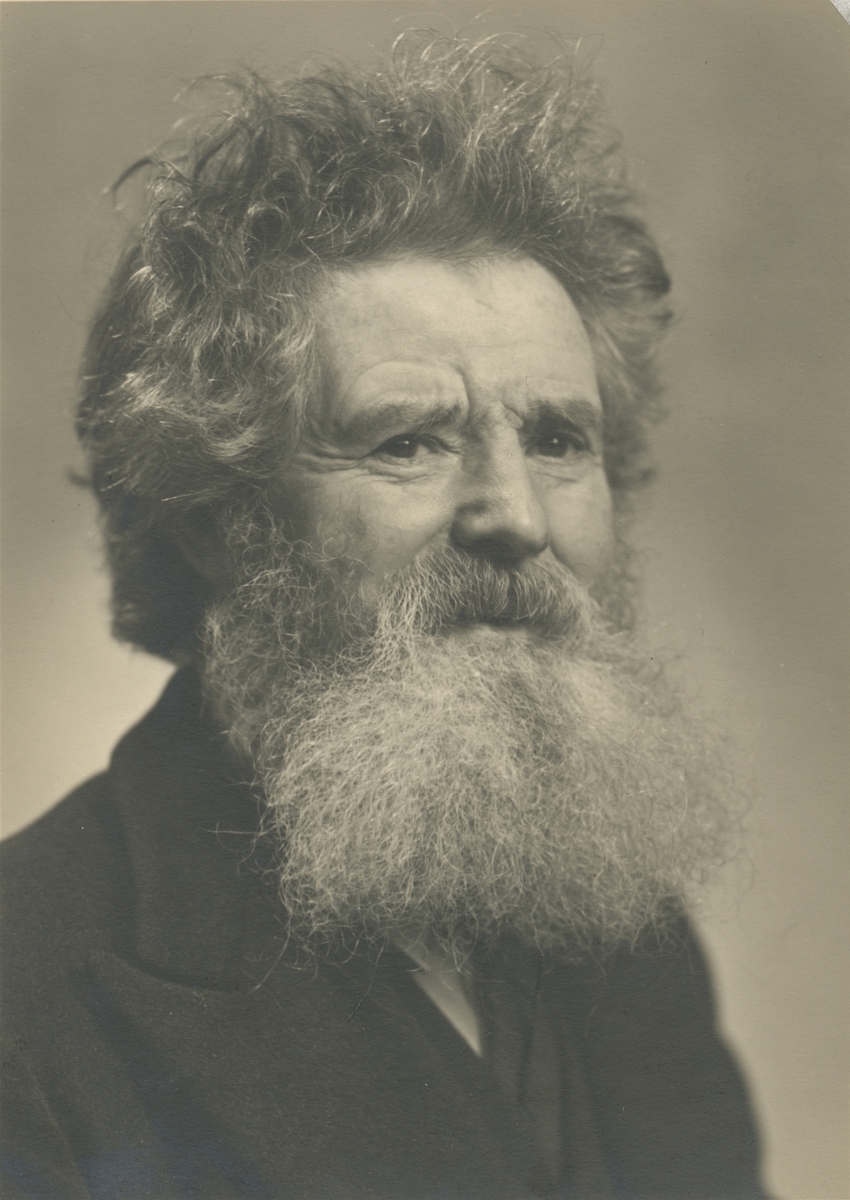 Portrettfotografier av Ingvald Skjeldrup i fotoatelier.