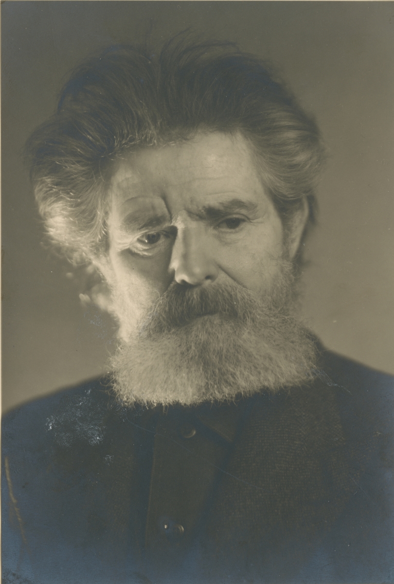 Portrettfotografier av Ingvald Skjeldrup i fotoatelier.