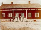 Kävesta Mejeri, 1875-1906.
En och en halv vånings mejeribyggnad, 7 personer framför byggnaden.
Bilden tagen av Harald Eriksén.