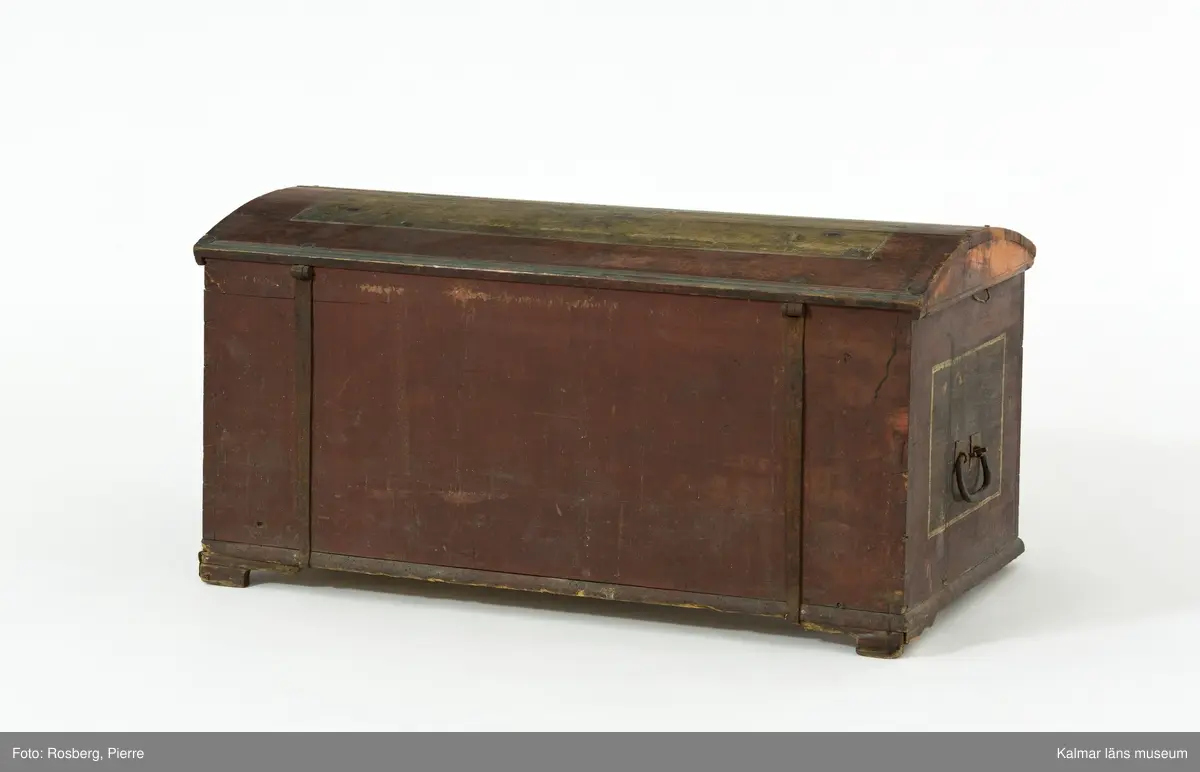 KLM 45384. Kista. Furu, järn. Kista med kupat lock och sinkade hörn. Bandgångjärn på insidan av locket och på baksidans utsida. På båda kortsidorna finns bärhandtag av smidesjärn. På fronten syns spår av en oval nyckelskylt, som nu ärborta. Lås saknas. Kistan står på fötter som är kraftigt nedslitna. Kistan är utvändigt bemålad med rödbrunt  ådringsmålat ramverk kring ekådrade fyllningar. Fronten är målad med initialerna J.G.S, årtalet 1831 i vitt, samt en blomsterslinga med sju blommor i rött. Baksidan är  enfärgad i rödbrunt. Inne i kistan finns på vänstra sidan en läddika med med ett lock målat i rödbrunt. I övrigt är kistan omålad invändigt.