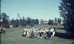 Folkdans och spelmansstämma i Örebro 16-19 juli 1965 i samband med Örebros 700 årsjubileum.
Örebro Folkdansgille har dansuppvisning på Rostahemmet.