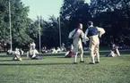 Folkdans och spelmansstämma i Örebro 16-19 juli 1965 i samband med Örebros 700 årsjubileum.
Dansare från Karlskoga dansar Oxdansen i Stadsparken.