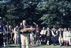 Folkdans och spelmansstämma i Örebro 16-19 juli 1965 i samband med Örebros 700 årsjubileum.
Riksspelman Erik Salström med nyckelharpa i Stadsparken.