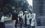 Folkdans och spelmansstämma i Örebro 16-19 juli 1965 i samband med Örebros 700 årsjubileum.
Deltagare från Örebro Folkdansgille.