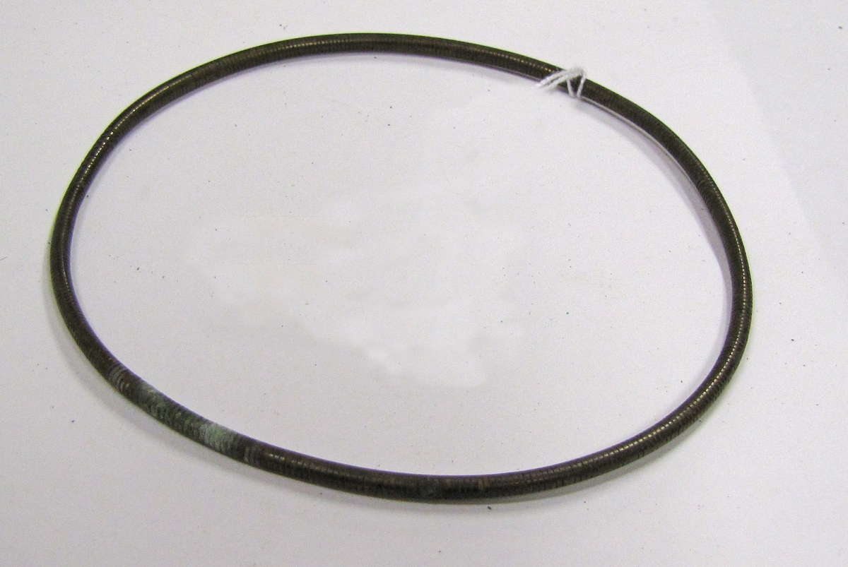 Ett av åtta armband av järn virade mässingstrådar, från Bilhuanaland. Gåva av Axel Wedberg. Varierande storlekar.
Ett litet med tätt sittande järnringar, på diameter: 6 cm. De stora: diameter 11, 5 cm.
Nummeretikett : 75. Orginaletikett: Arm-band från Bishuanaland Syd Africa Gåfva af Wedberg.
Enligt senare funnen förteckning skulle dessa ha varit N= Åtta armringar av messingtråd virat omkring en järntråd.
Bishuanaland ( ? ). Gåva av Axel Wedberg. ( Katalog 75 ). ( den 7/3 68 ).



Föremålet tillhör den etnografiska samlingen.