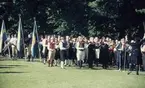 Folkdans och spelmansstämma i Örebro 16-19 juli 1965 i samband med Örebros 700 årsjubileum.
Spelmän från hela landet i Stadsparken.