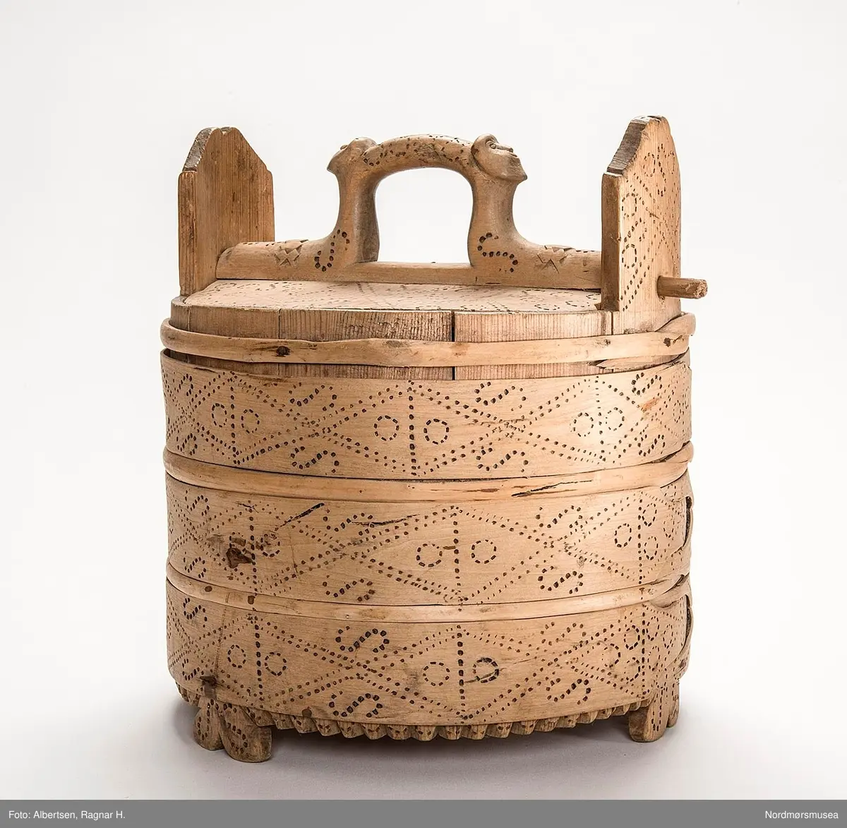 Menneskeansikter (lokkhanken). Sirkler, kors spiraller, med mer. (Rikt dekorert)