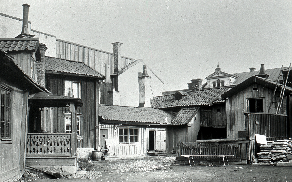 Gårdsinteriör från Storgatan 17/19. 
Bilden tagen före 1903, då de 100 jungfruarnas palats byggdes 1903.