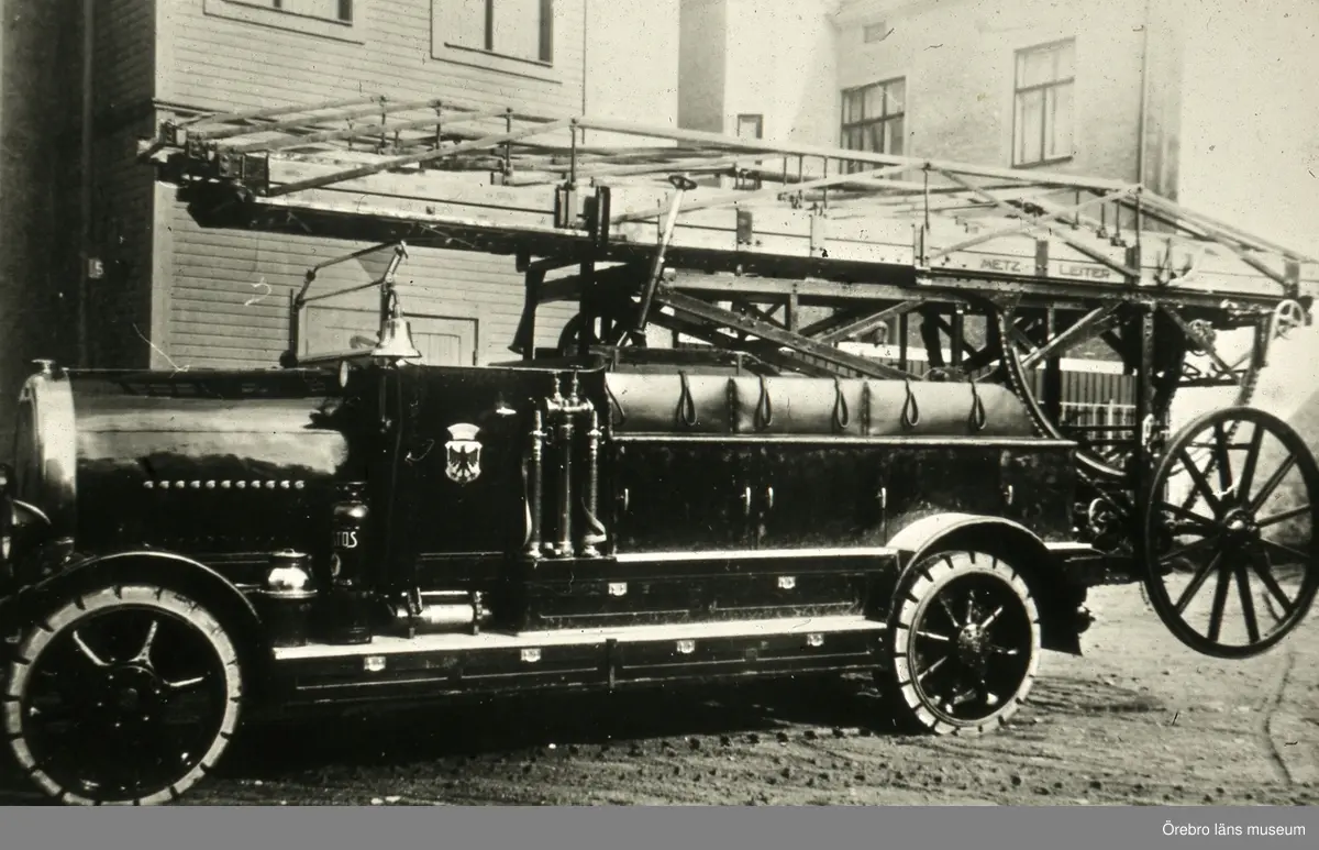 Gammal brandbil. 
Svensktillverkad brandbil byggd vid Tidaholms Bruk. Den köptes av Örebro brandkår 1924 och hade reg.nr. T54. Den användes fram till 1941, då den såldes.