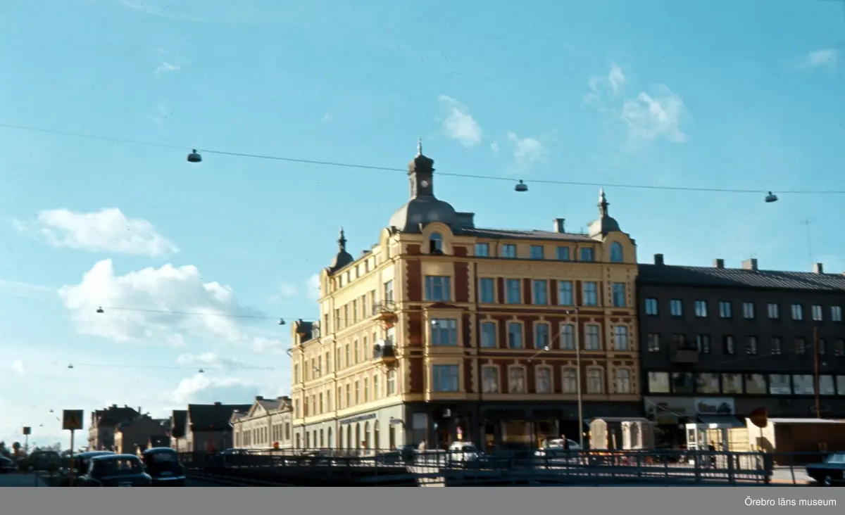 Rudbeckstunneln i nederkant, Våghustorget till höger.
Gamla hörnfastigheten Rudbecksgatan 21/Drottninggatan 36, byggnadsår 1896.
