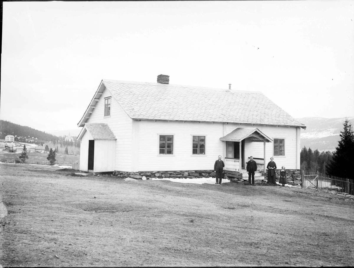 Valstad gård med Rogne kirke i bakgrunnen