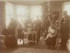 19/12 1921. Interiör med släkten i förgrunden