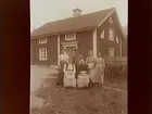 22/9 1912. Sex personer utanför en stuga