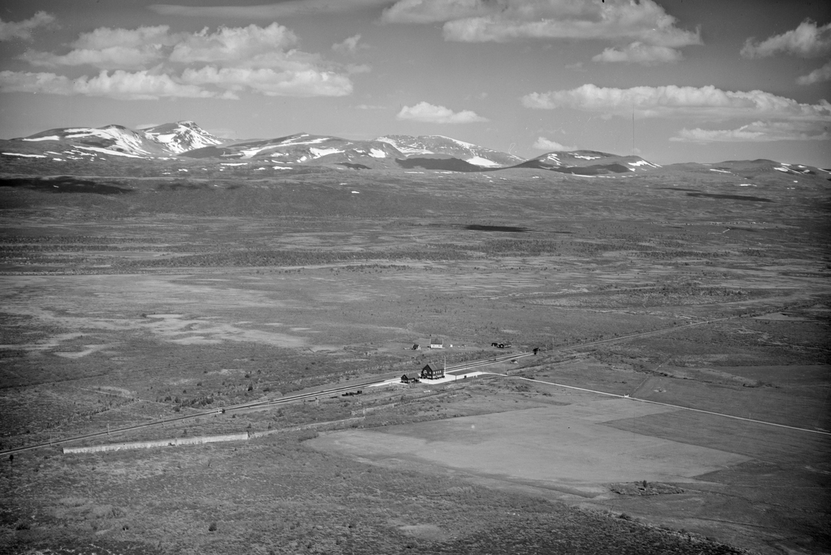 Fokstua, Dovre, 08.07.1952, fjellområde, jernbanestasjon, snøkledde fjell i bakgrunnen