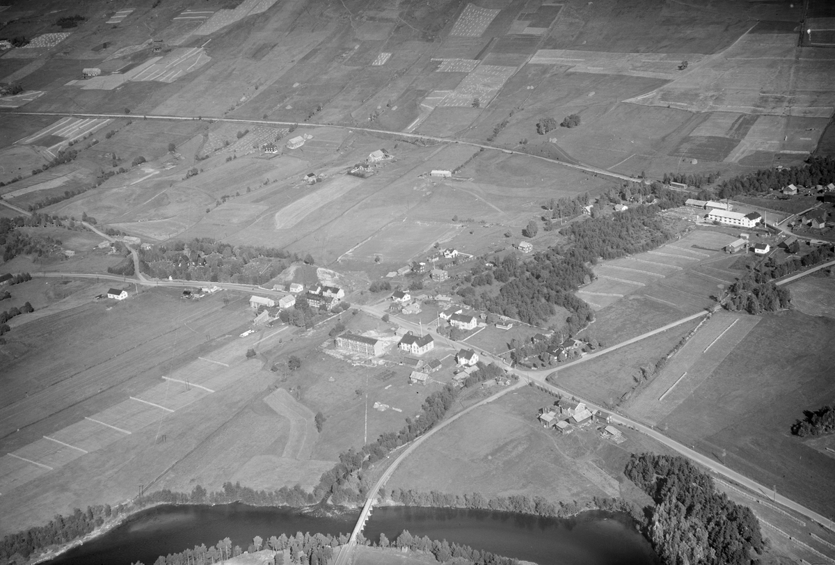 Dovre, 15.09.1953, oversiktsbilde, gårdsbruk, bolighus, vei, elv, bru, jordbruk, hesjing