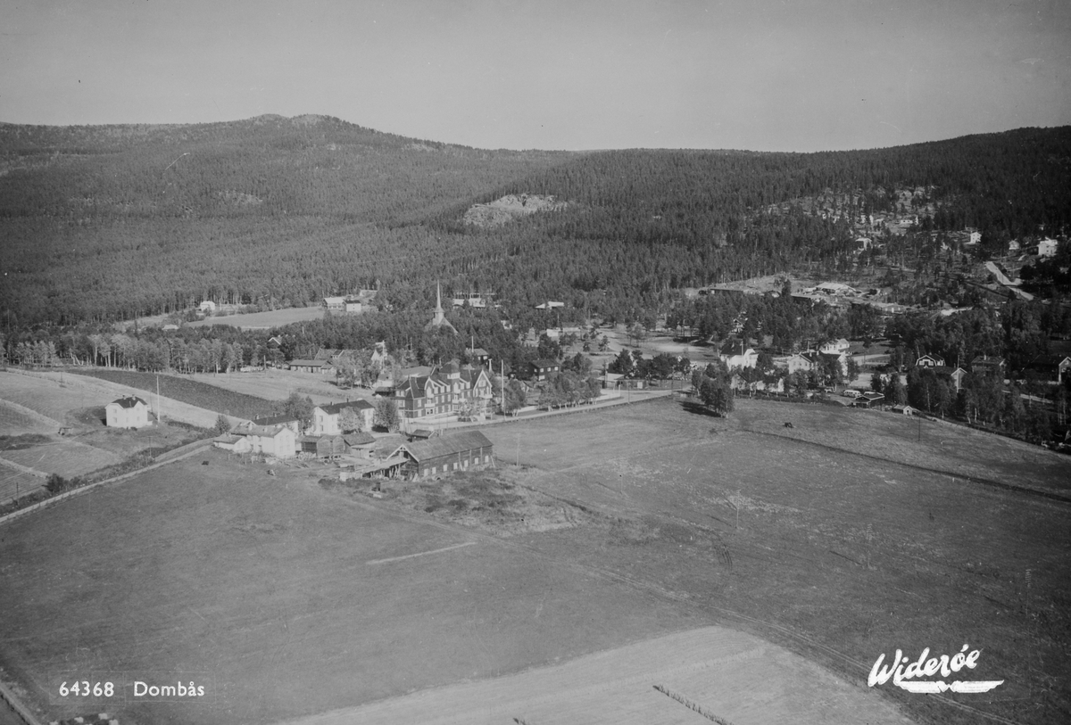 Dombås, Dovre, 15.09.1953, Dombås Turisthotell, kirke, gårdsbruk, bolighus, jordbruk, hesjing, veier, barskog, grunnlag for postkort