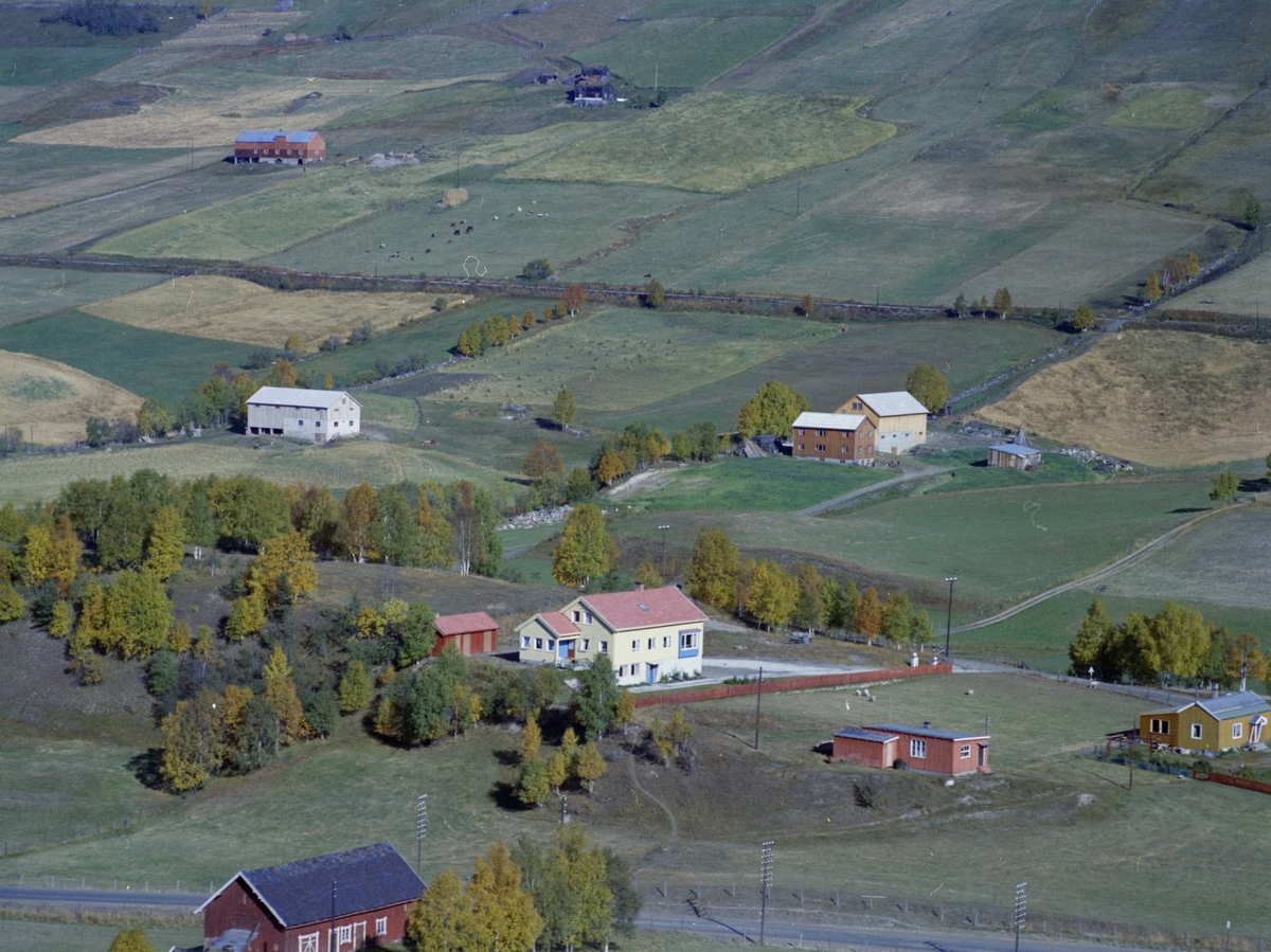 Flyfoto, bebyggelse, Dovre sentrum. Solbakken med Engelsgård bak til h.