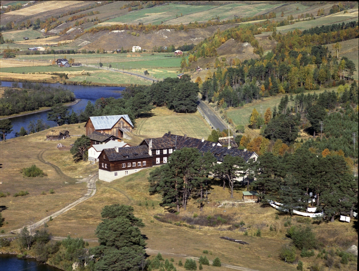 Flyfoto, gårdsbruk, Toftemo pensjonat og Turiststasjon, Dovre kommune