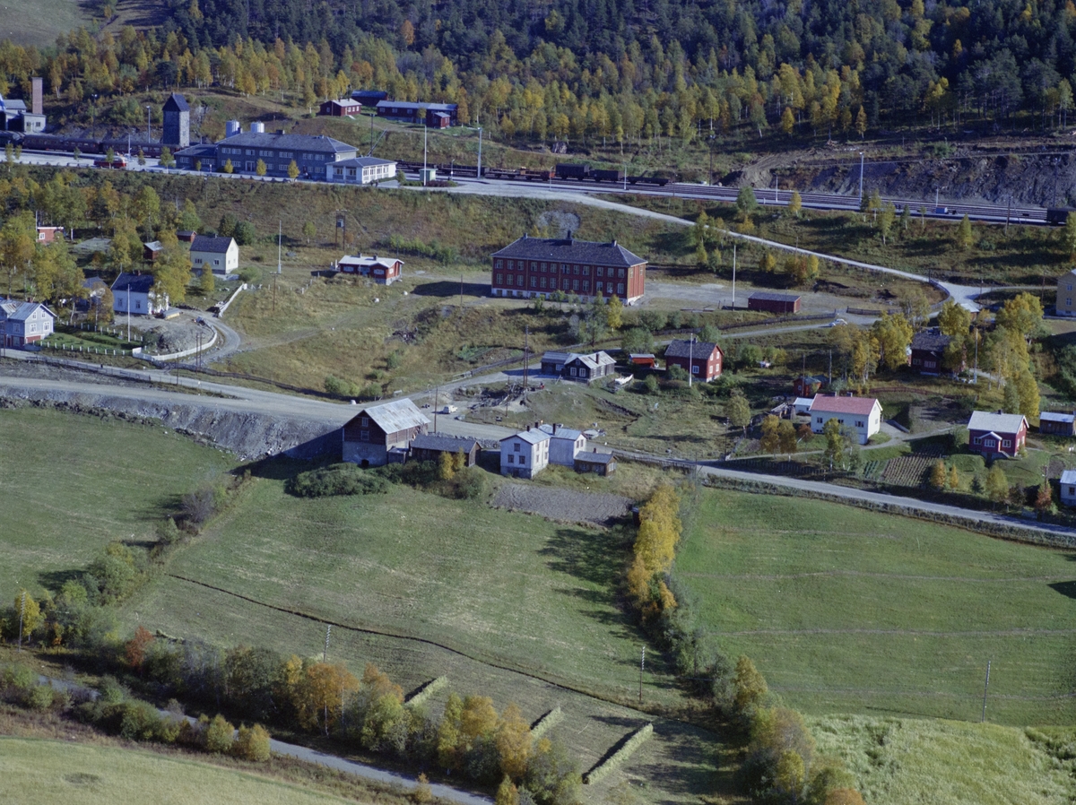 Flyfoto,bebyggelse, Dombås folkeskole, med Dombås stasjon bak til v. Dovre