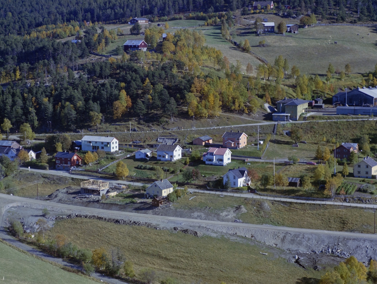 Flyfoto,bebyggelse, midt i bildet boligeiendomen Bufast, Dombås